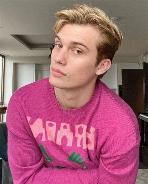 16 Steamy Pics of Nicholas Galitzine From Red, White & Royal。